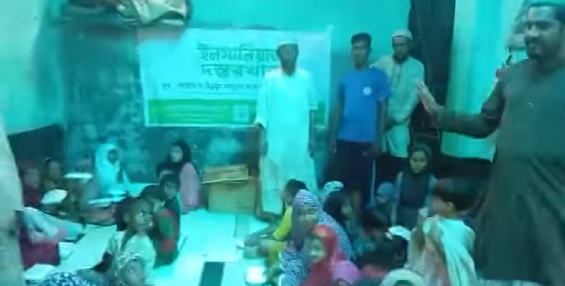 মানবতার স্পর্শে খাবার বিতরণ কর্মসূচি