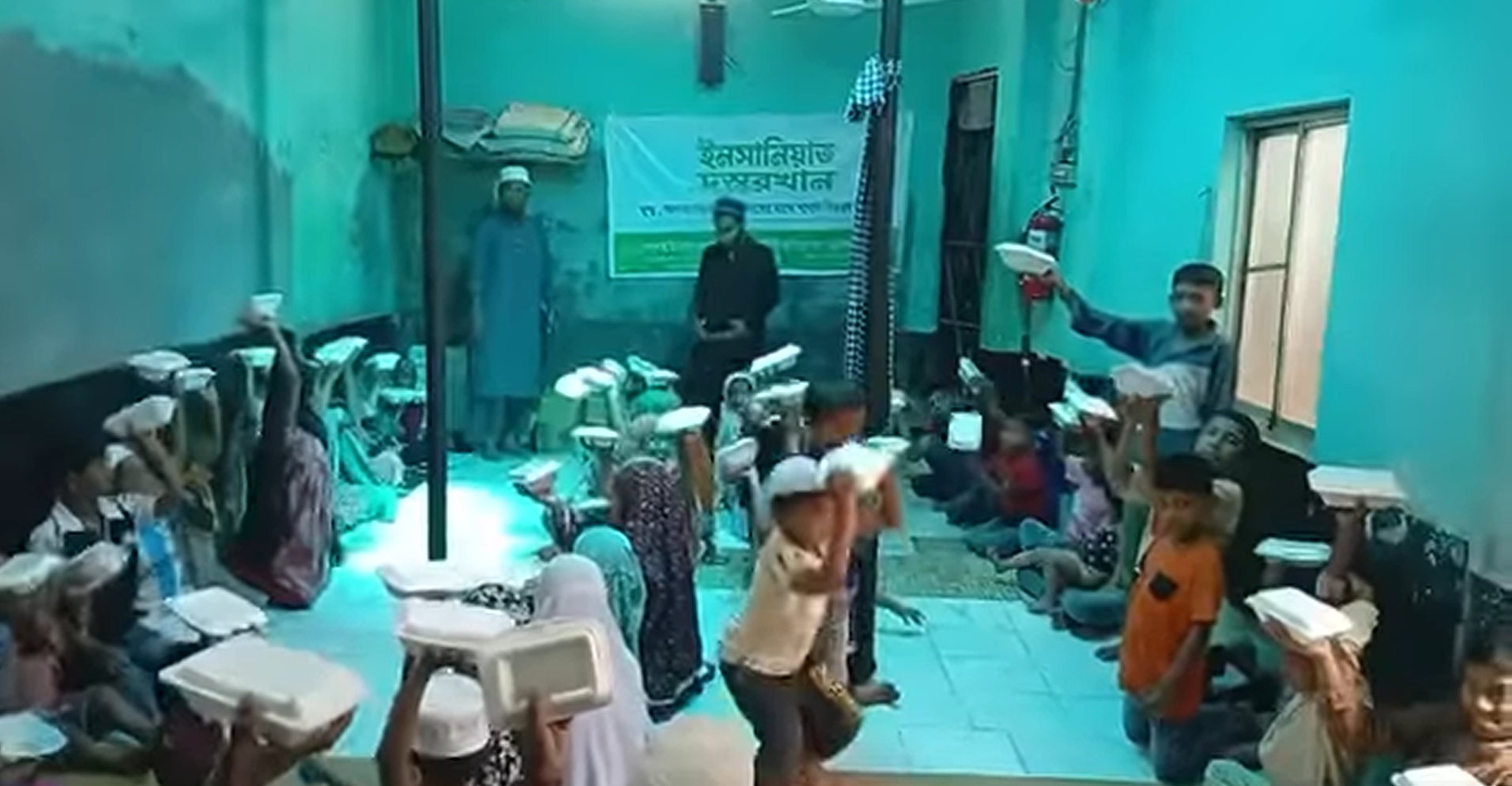 ইনসানিয়াত দস্তরখানের উদ্যোগে ছিন্নমূল শিশুদের মাঝে খাবার বিতরণ