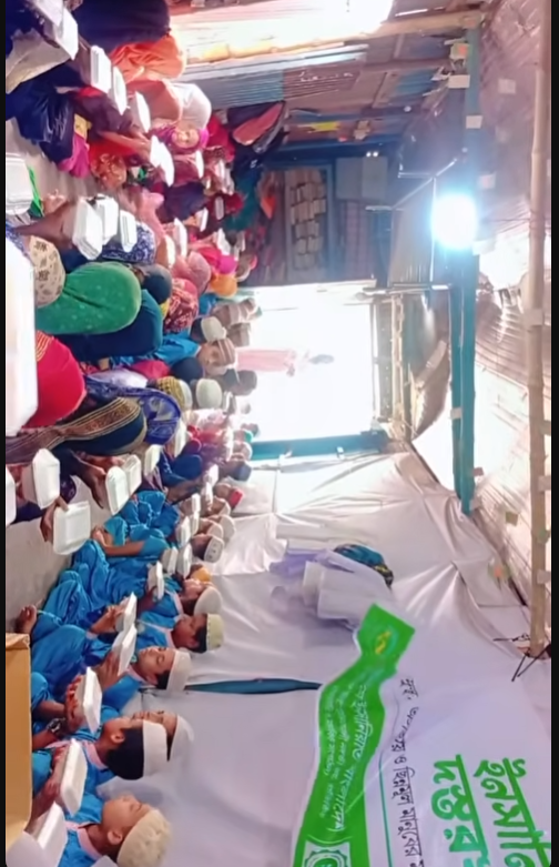 ভাষানটেক ধামালকোট বস্তির মক্তব শিশুদের মাঝে খাবার বিতরণ | মানবিক সহায়তার এক সুন্দর উদ্যোগ